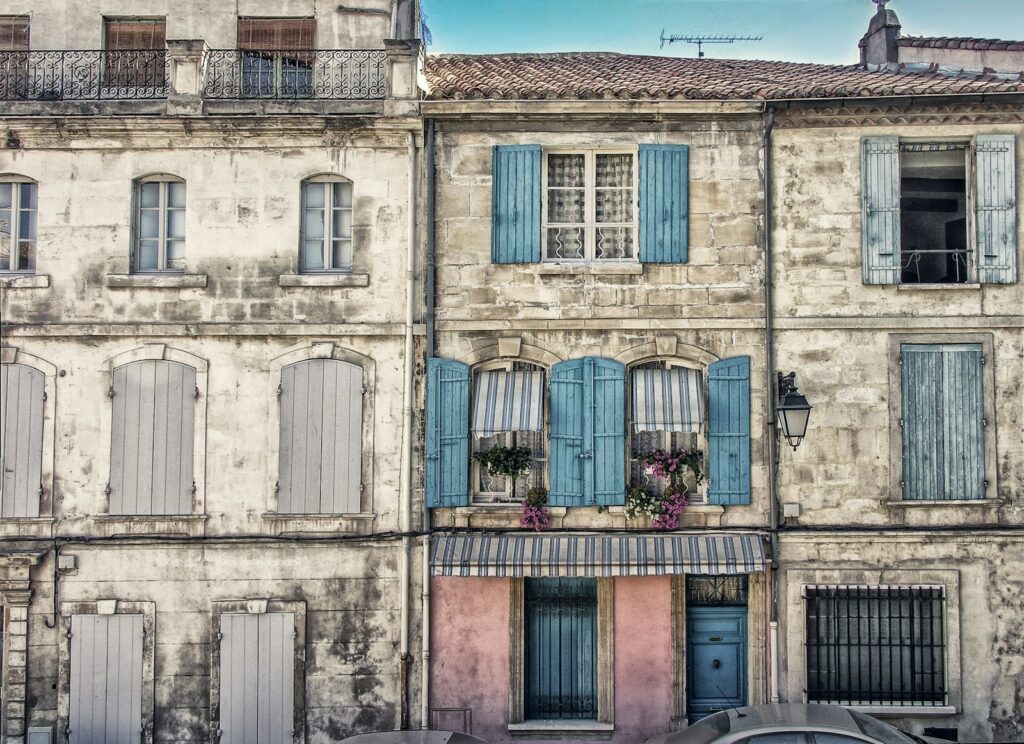 Façades d’immeubles d’habitation, logements pouvant être loués en meublé de tourisme