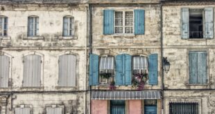 Façades d’immeubles d’habitation, logements pouvant être loués en meublé de tourisme