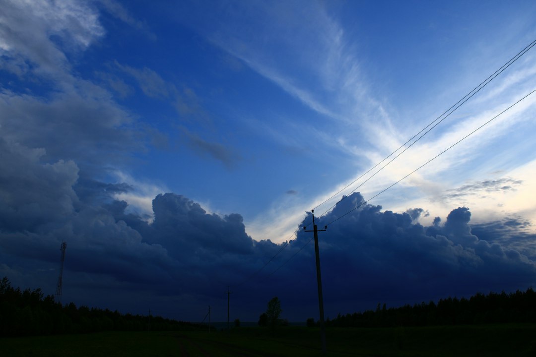 Nuages d'orage au-dessus de la campagne