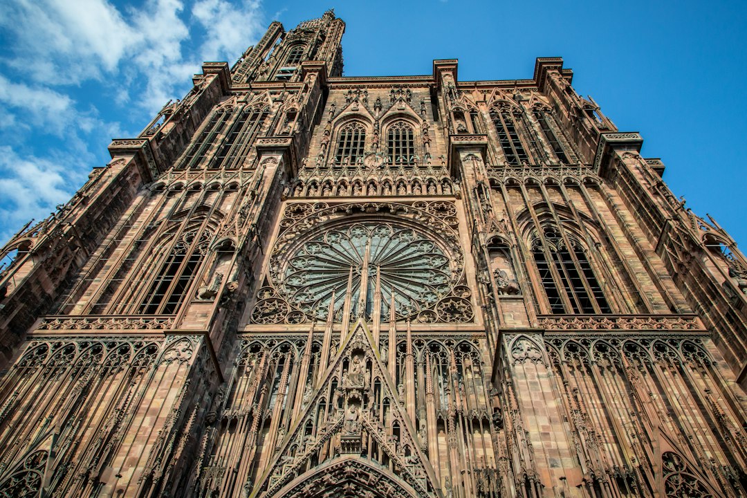 Bâtiments anciens du centre de Strasbourg sous un ciel bleu