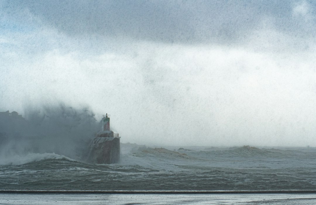 Phare face à une mer agitée, illustration de la tempête Austen