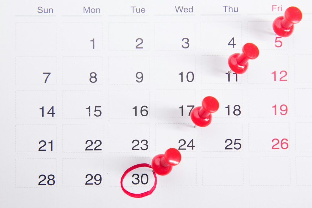 Calendrier avec punaises rouges pour repérer les ponts 2027
