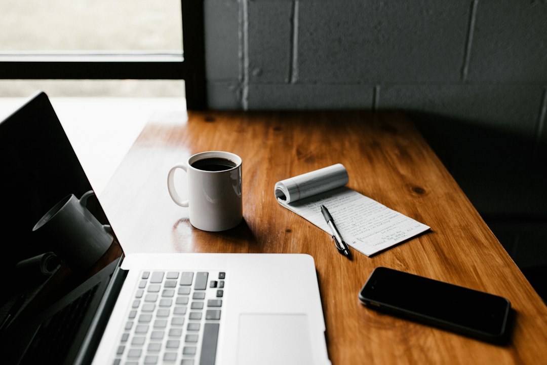 Bureau de travail avec ordinateur et carnet