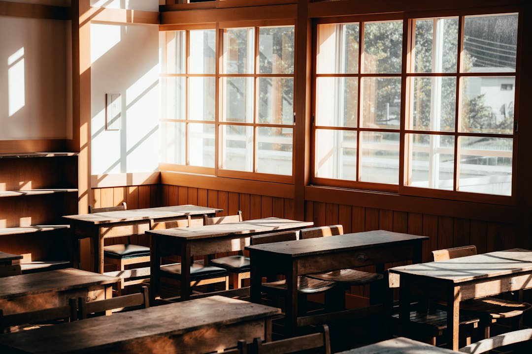 Pupitres alignés dans une classe