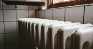 Radiateur sous une fenêtre, économies d'énergie commune
