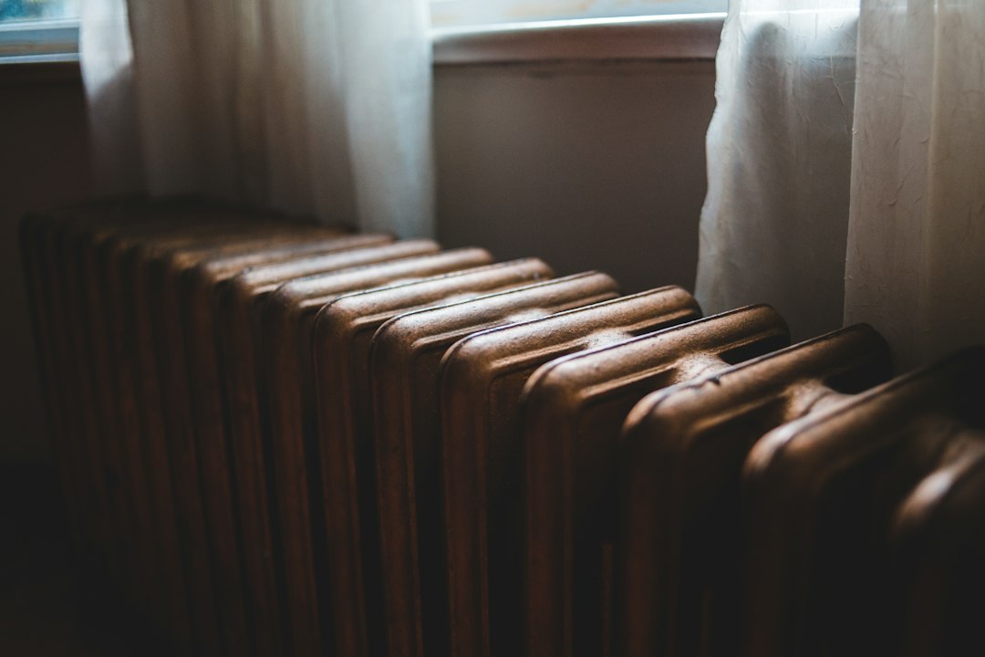 Radiateur blanc fixé à un mur