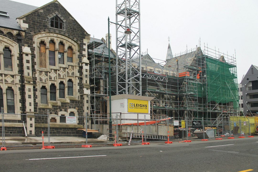 Rénovation d'un bâtiment sous échafaudage financée par l'investissement local