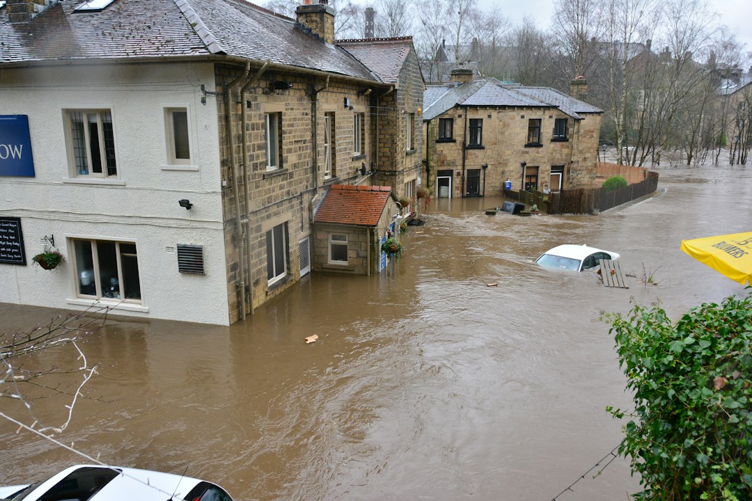 Rivière en crue sous un pont