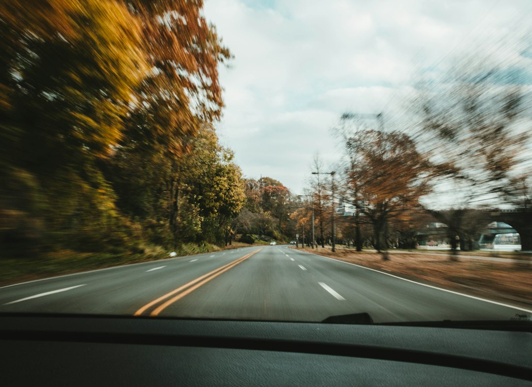 Voiture sur une route en automne pendant les retours de la Toussaint 2026