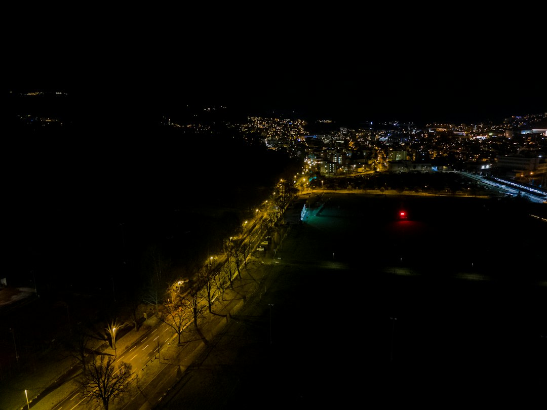 Route éclairée la nuit en périphérie d'une ville