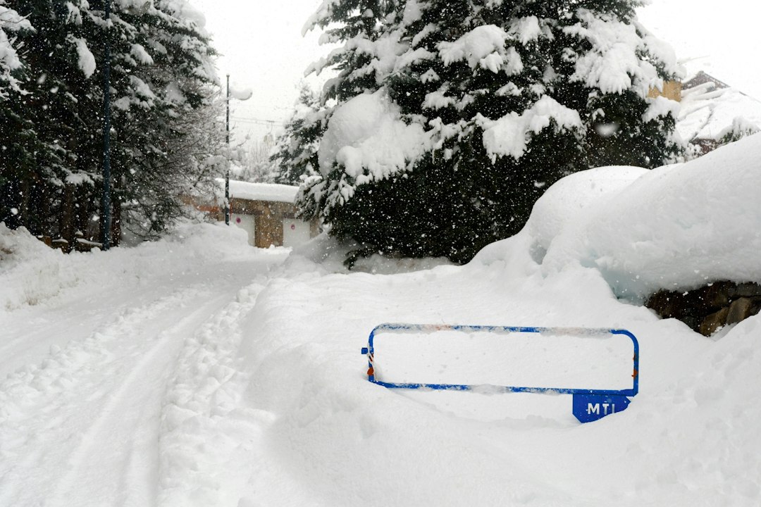 Route enneigée en montagne en hiver