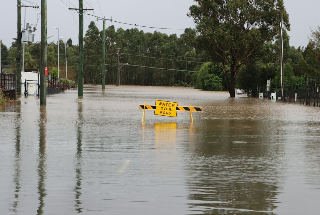 Route inondée et coupée à la circulation