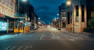 Rue déserte la nuit, illustration du couvre-feu des mineurs