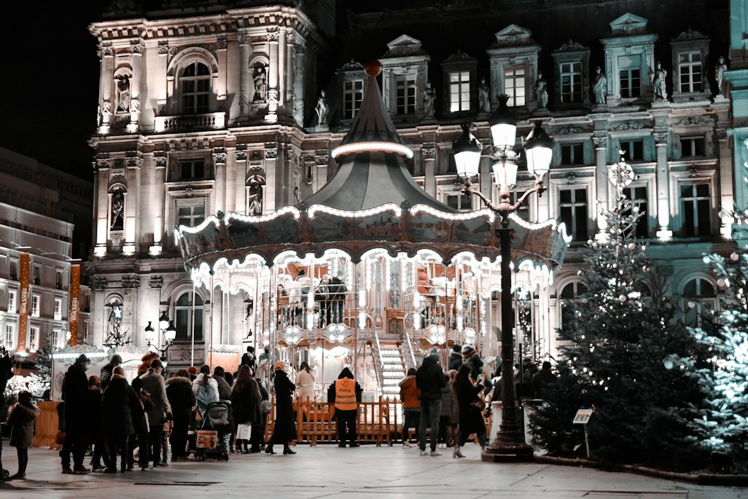 Rue illuminée le soir pendant le marché de Noël Arras
