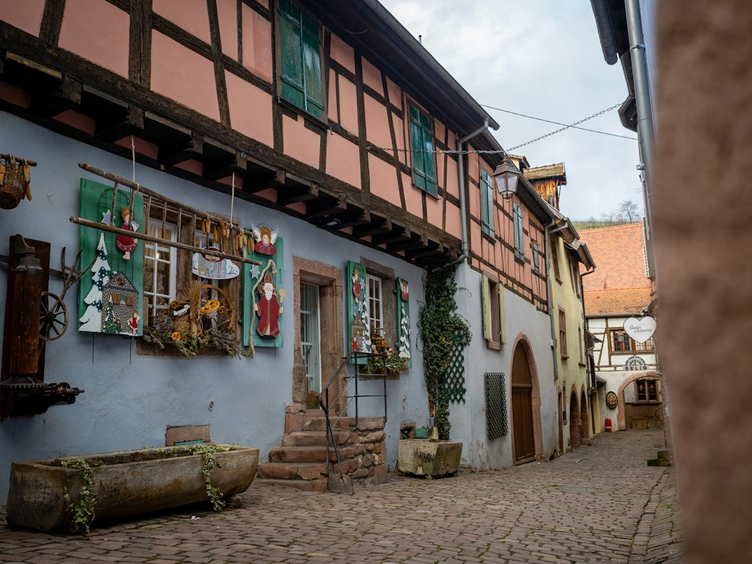 Rue pavée d'Alsace menant au marché de Noël de Kaysersberg