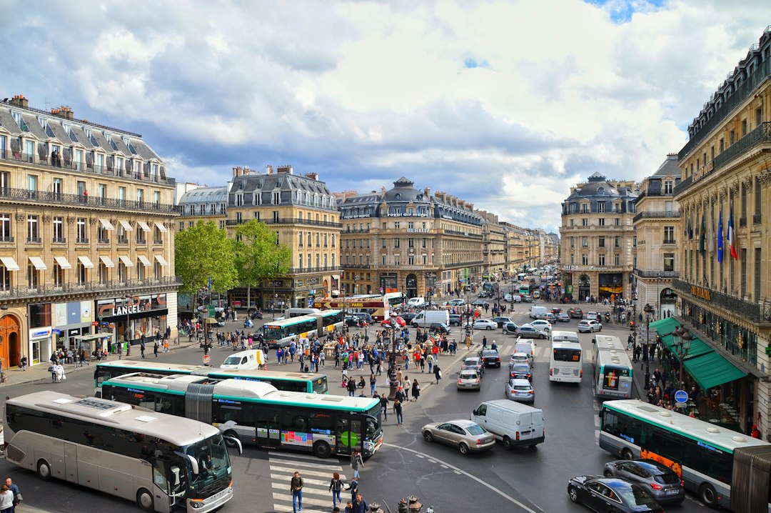 Rue urbaine avec circulation