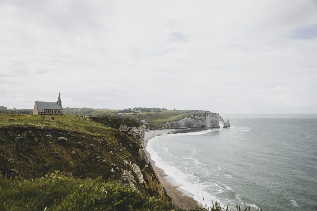 Littoral verdoyant illustrant la saison touristique en Pays de la Loire
