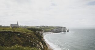 Littoral verdoyant illustrant la saison touristique en Pays de la Loire