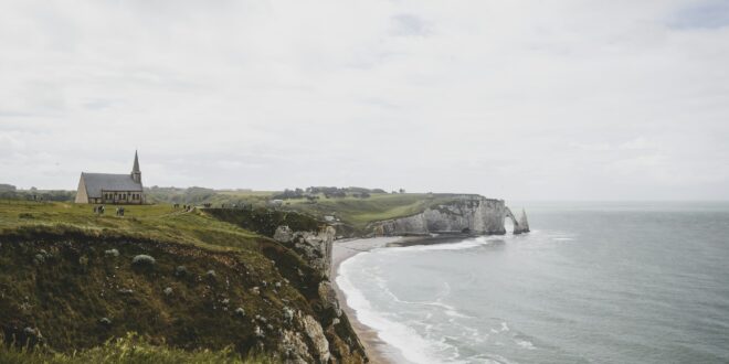 Littoral verdoyant illustrant la saison touristique en Pays de la Loire