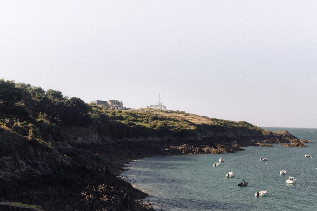 Pointe du Grouin en Bretagne, littoral fréquenté pendant la saison touristique d'été 2026