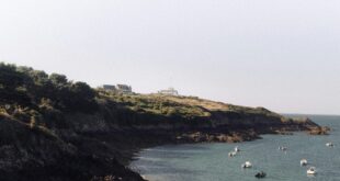 Pointe du Grouin en Bretagne, littoral fréquenté pendant la saison touristique d'été 2026