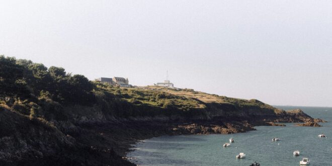 Pointe du Grouin en Bretagne, littoral fréquenté pendant la saison touristique d'été 2026