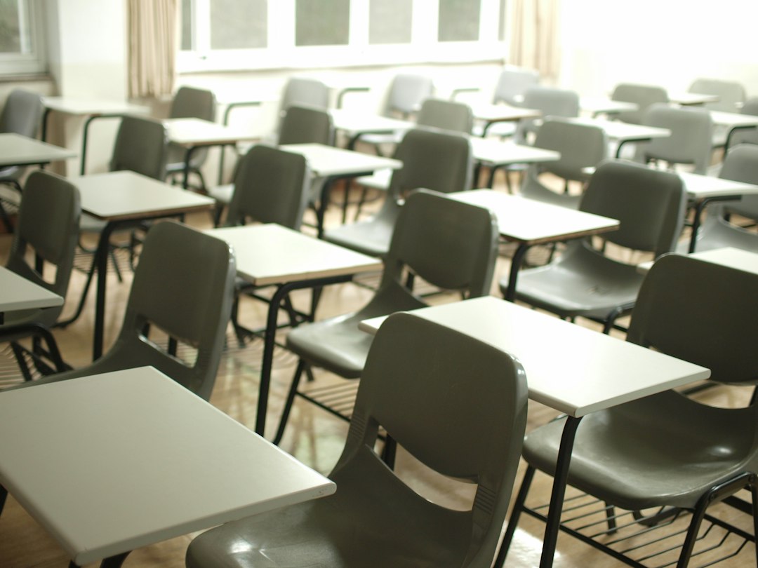 Salle d'étude avec tables et chaises