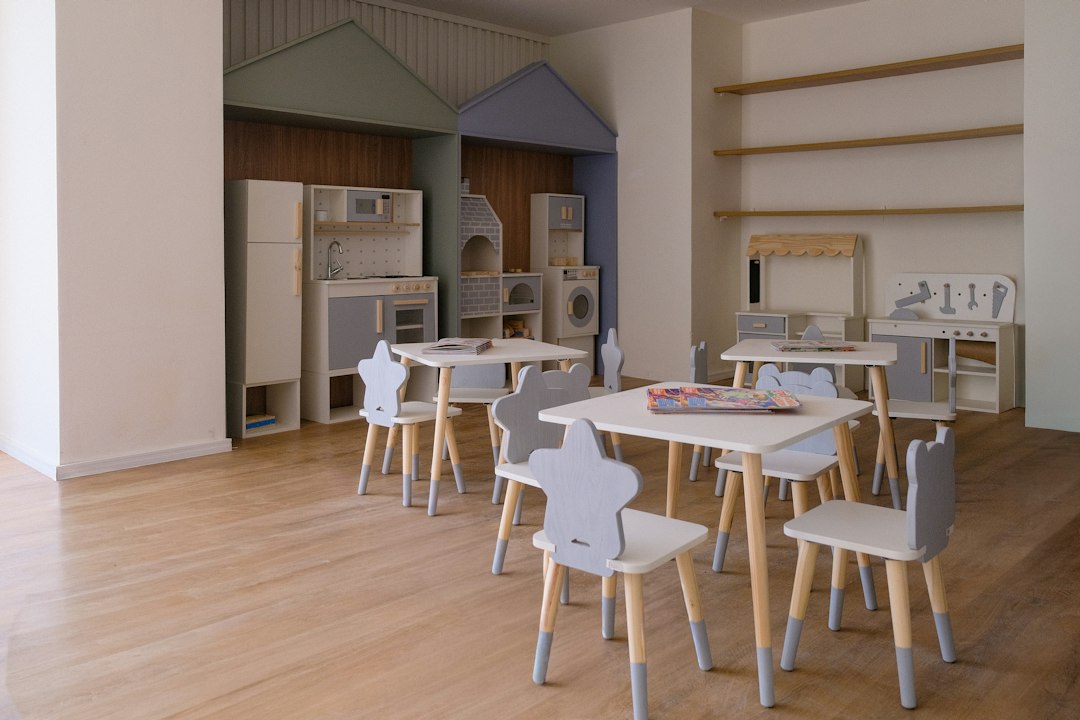 Salle de jeux d'une structure d'accueil avec petites tables et chaises