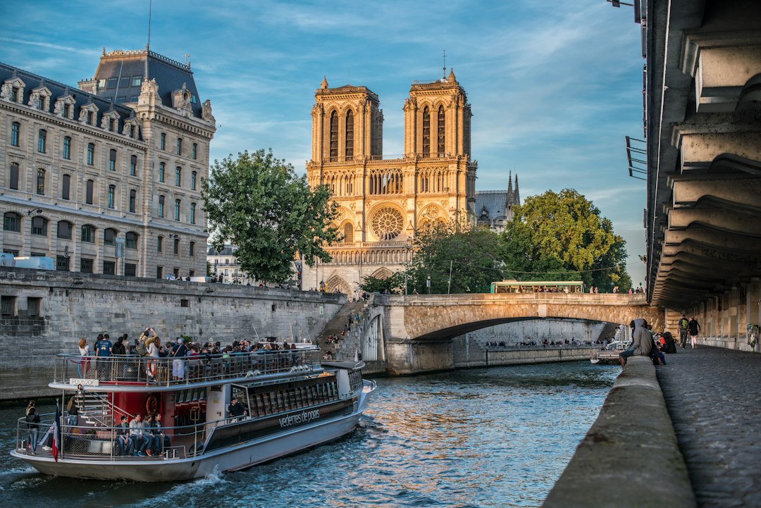 Bateau sur la Seine entre des immeubles parisiens, tourisme en Île-de-France