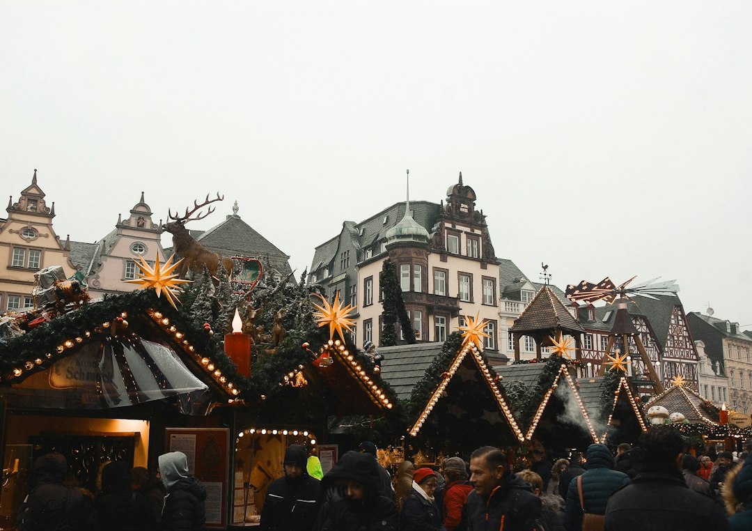 Stand éclairé sur l'un des marchés de Noël 2026