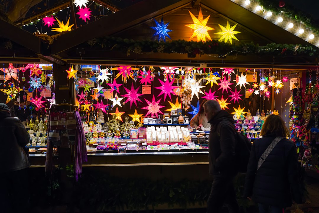 Stand d'artisan à la tombée de la nuit, ambiance des marchés de Noël de l'Est