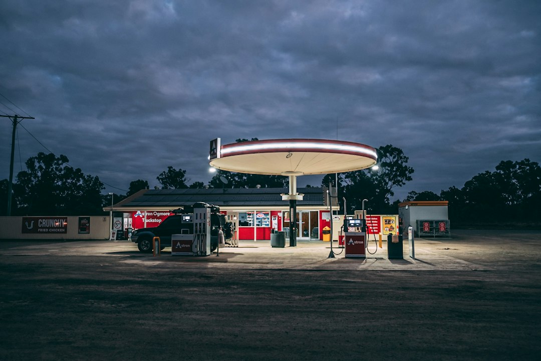 Station-service en zone rurale, où la voiture reste indispensable