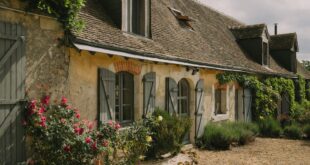 Maison en pierre à volets, soumise à la taxe d'habitation résidence secondaire