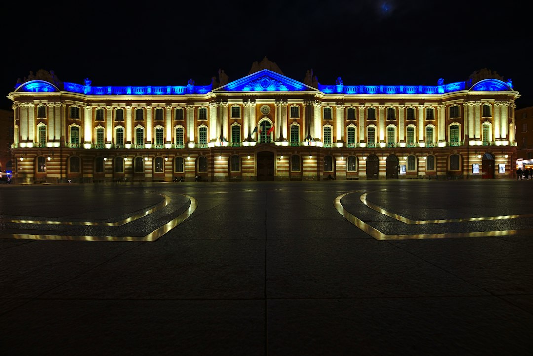 Façade illuminée à Toulouse pendant le marché de Noël de Toulouse