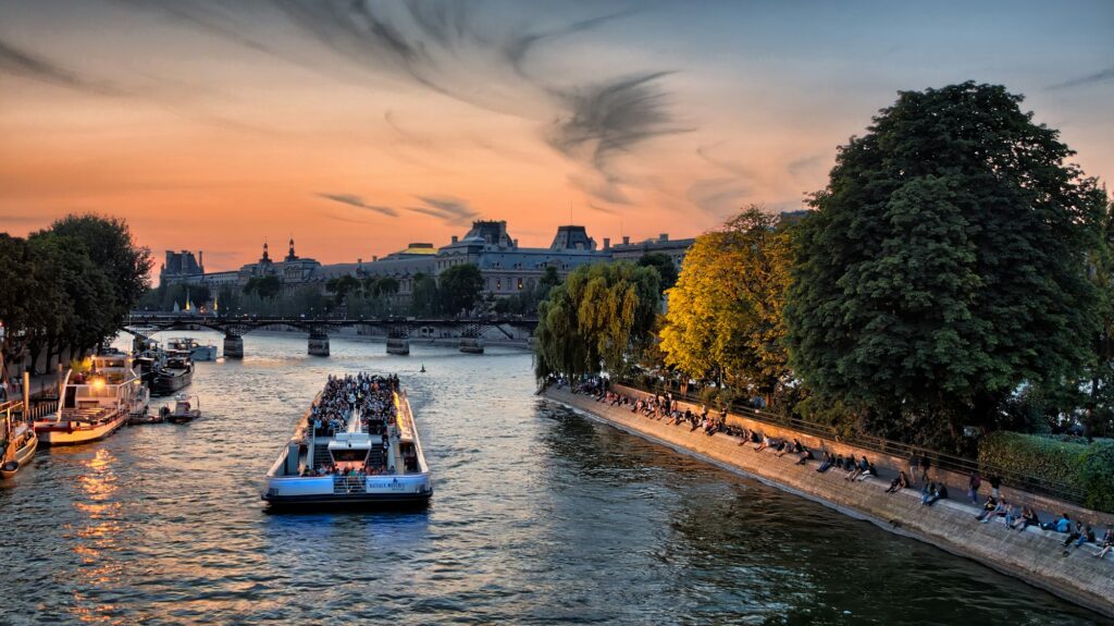 Bateau-mouche sur la Seine à Paris, symbole du tourisme en Île-de-France