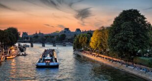 Bateau-mouche sur la Seine à Paris, symbole du tourisme en Île-de-France