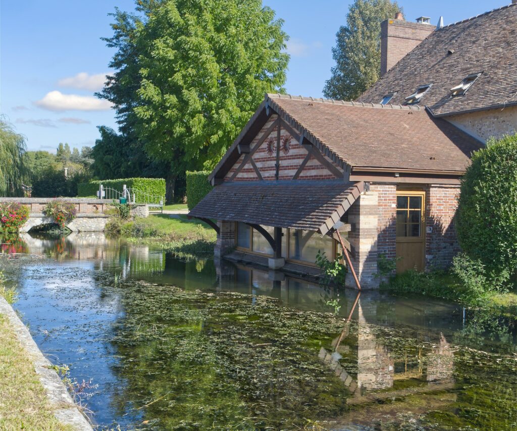 Lavoir au bord de l'Eure, un patrimoine rural mis en valeur par le tourisme à vélo