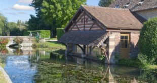 Lavoir au bord de l'Eure, un patrimoine rural mis en valeur par le tourisme à vélo