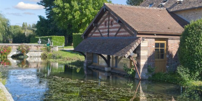 Lavoir au bord de l'Eure, un patrimoine rural mis en valeur par le tourisme à vélo