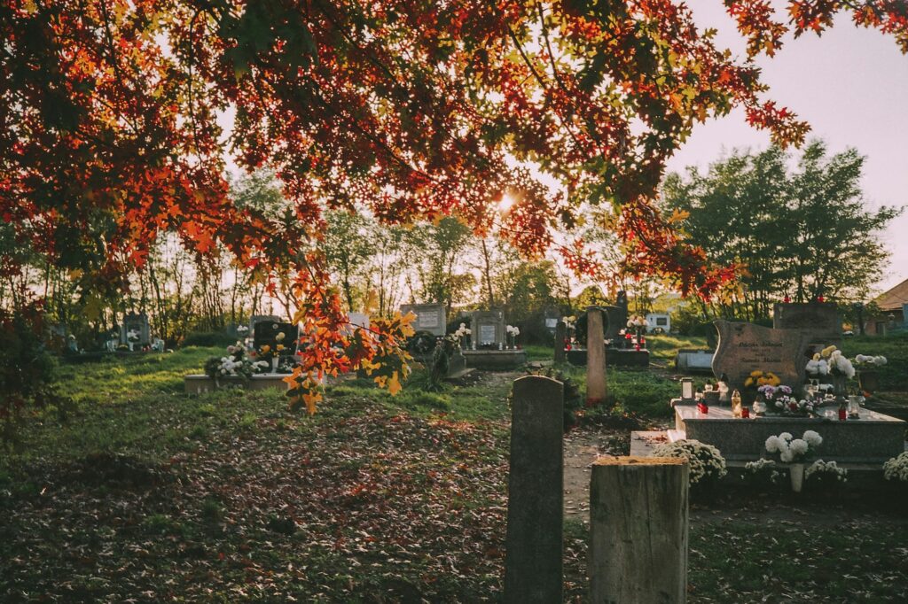 Cimetière au coucher du soleil en automne, à l'approche de la Toussaint 2026