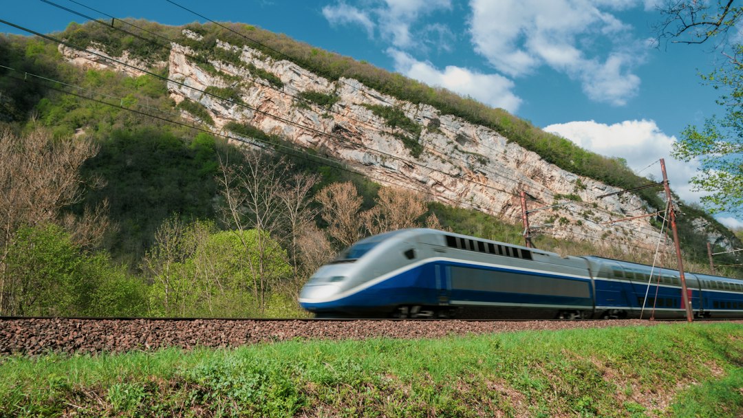 Un TGV dans la vallée de l'Albarine, le train étant un complément du voyage à vélo