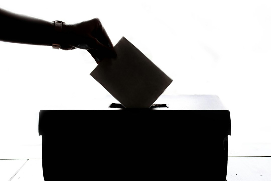 Bulletin glissé dans une urne grâce à une procuration de vote