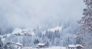 Village de montagne enneigé pendant les vacances de Noël 2026