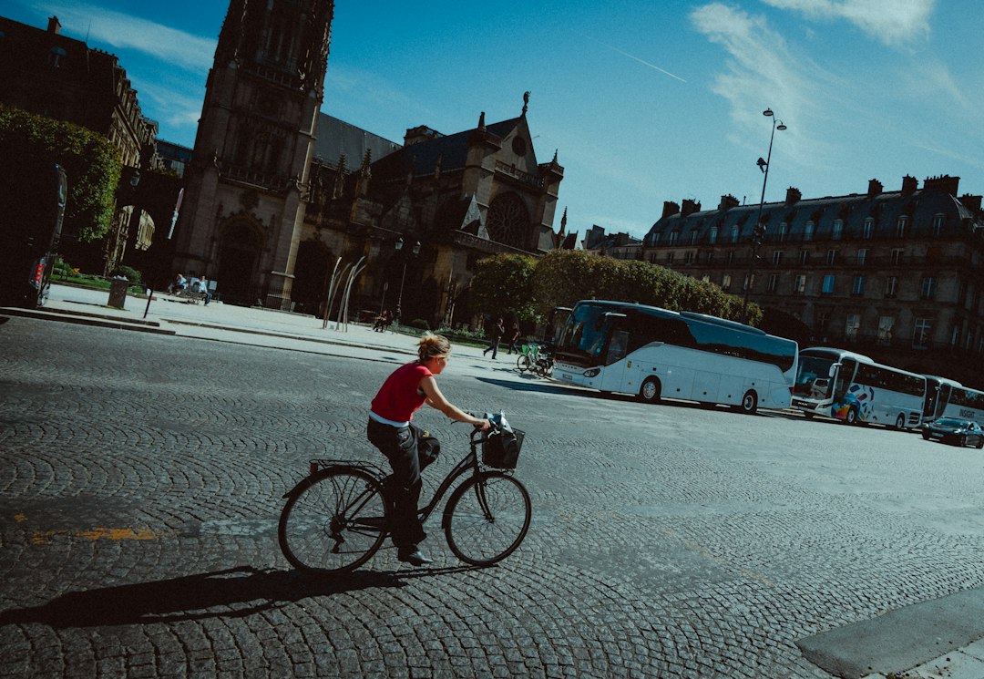 Vélo dans une rue pavée en ville