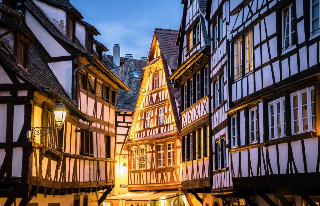 Maisons à colombages d'un village alsacien au crépuscule