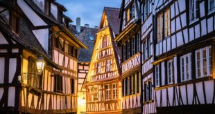 Maisons à colombages d'un village alsacien au crépuscule