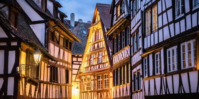 Maisons à colombages d'un village alsacien au crépuscule