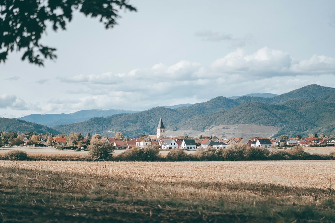 Village d'Alsace entre champs et montagnes, idée de séjour pour les ponts 2027