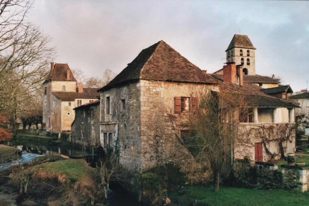 Village au bord d'un canal, étape possible pour un prestataire Accueil Vélo