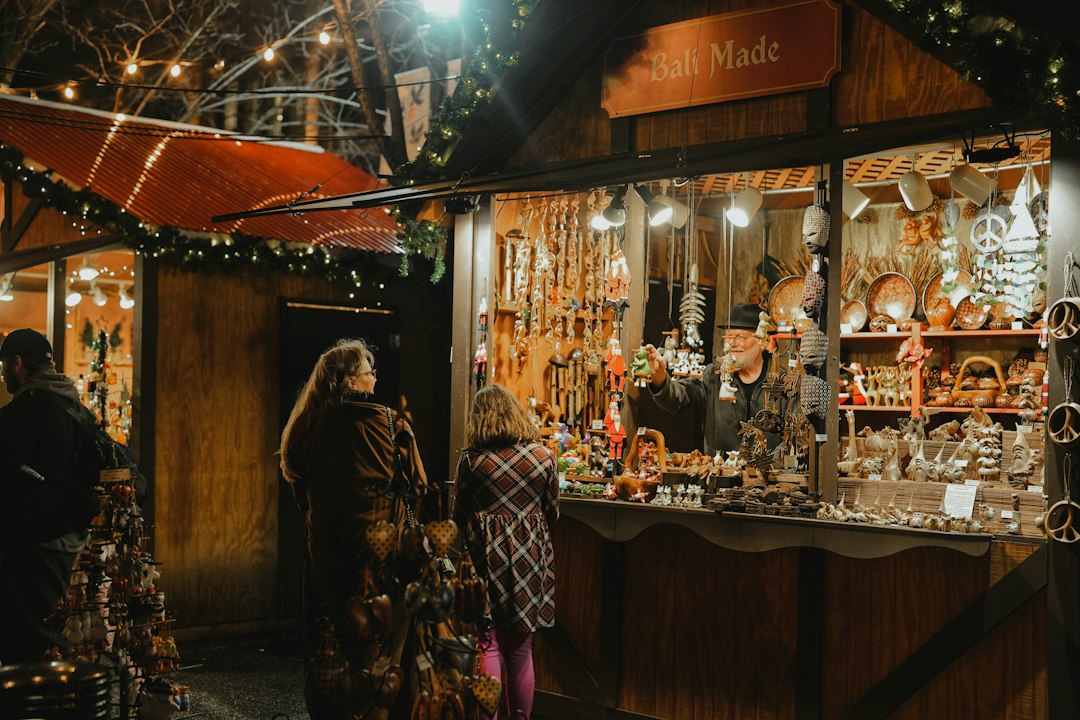Chalets en bois illuminés, comparables à ceux des Lumières de Noël Montbéliard